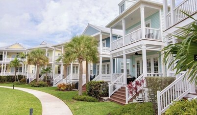 Beautiful Waterfront Villa 133 Anglers Reef with On-Site Boat Slip 