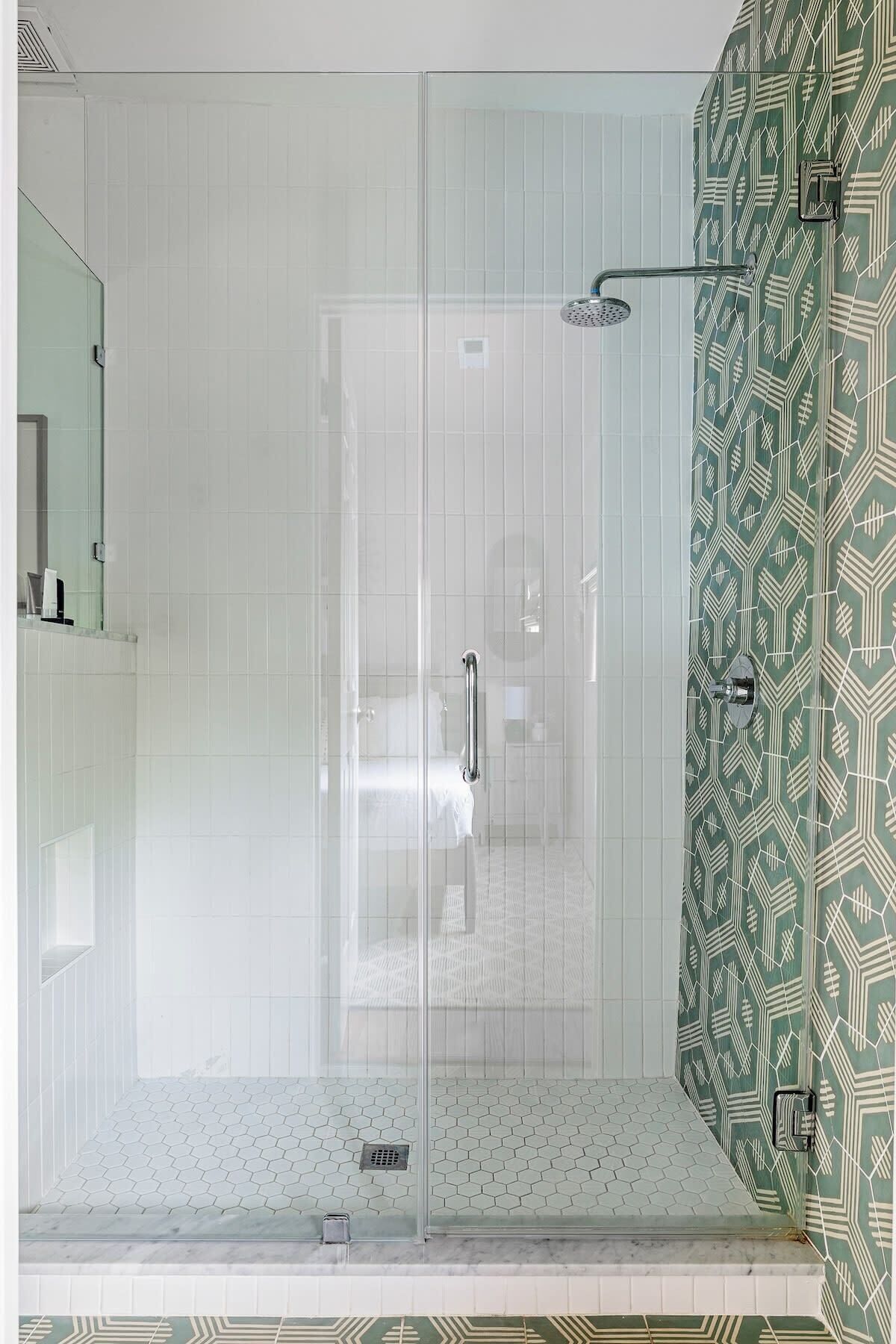 Regadera, secadora de cabello, toallas 