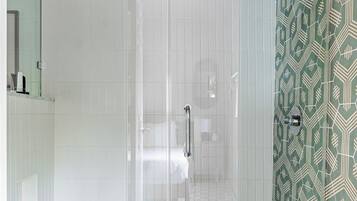 Regadera, secadora de cabello, toallas