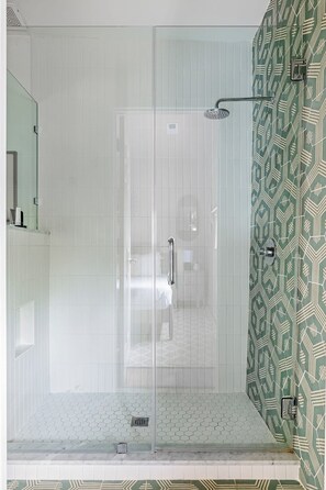 シャワー、ヘアドライヤー、タオル