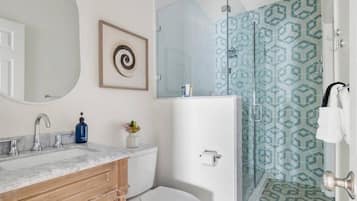 Suihku, hiustenkuivaaja, pyyhkeet