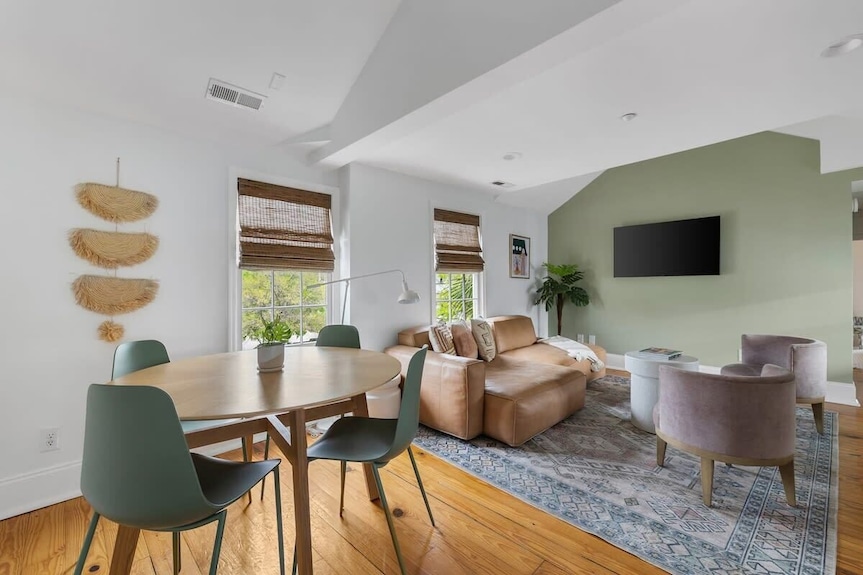 Quaint 2 Bedroom/1 Bath Downtown Charleston - Charleston, SC