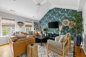 Televisión y oficina 