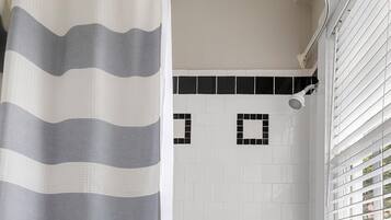 Badewanne, Haartrockner, Handtücher, Shampoo
