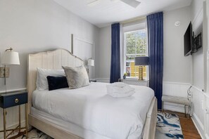 2 Schlafzimmer, Schreibtisch, Bügeleisen/Bügelbrett, Reisekinderbett