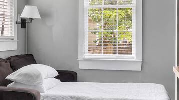 1 Schlafzimmer, Schreibtisch, Bügeleisen/Bügelbrett, Reisekinderbett