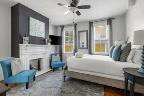 5 habitaciones, escritorio y tabla de planchar con plancha