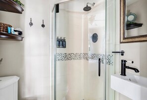 Badekar, hårtørrer, håndklæder, Shampoo