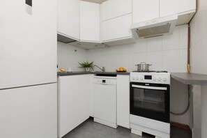 冷蔵庫、オーブン、コンロ、食器洗い機