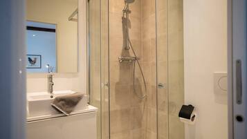 Douche, sèche-cheveux, serviettes fournies, shampoing