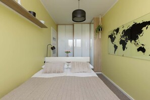 1 bedroom, desk, iron/ironing board, WiFi - Bright Apartment | Close to Metro, Place to Work (Warszawa)