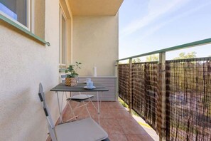 Outdoor dining - Bukowińska 12 | Bright Apartment | Desk (Warszawa)