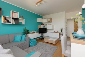 TV, offices - Bright Apartment | Close to Metro, Place to Work (Warszawa)