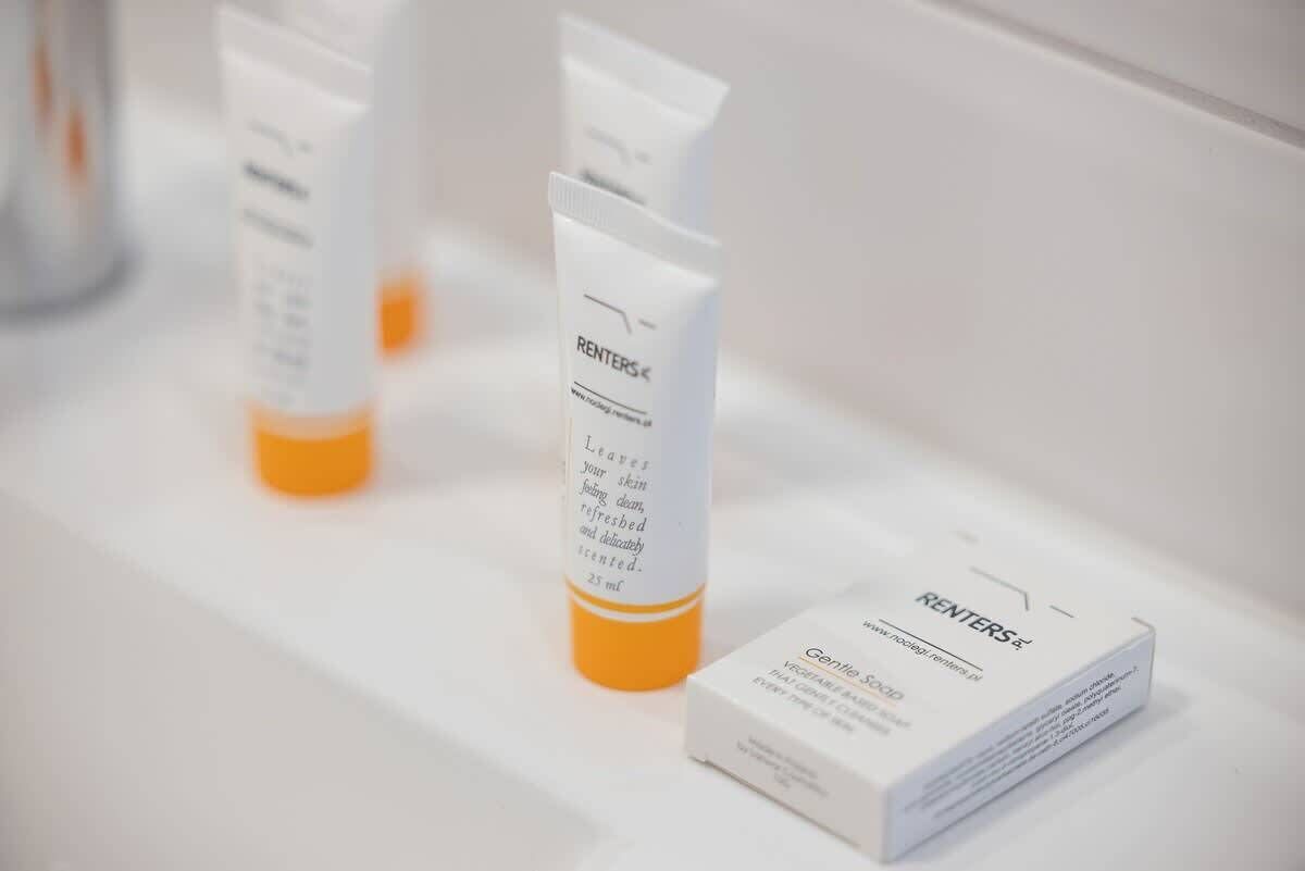 Un conjunto de productos para el cuidado de la piel en blanco y naranja, con una caja etiquetada como “RENTERS”.