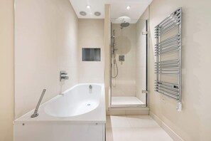 Shower, hair dryer, towels - Luxurious Mayfair Apartment near Hyde Park (London)