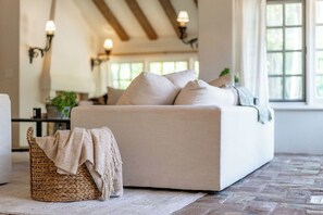 Fernseher, Kamin, Arbeitsbereiche