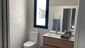 Dusche, Haartrockner, Handtücher, Seife