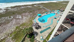 Un complexe hôtelier doté d’une piscine, d’une plage et offrant une vue sur l’océan.