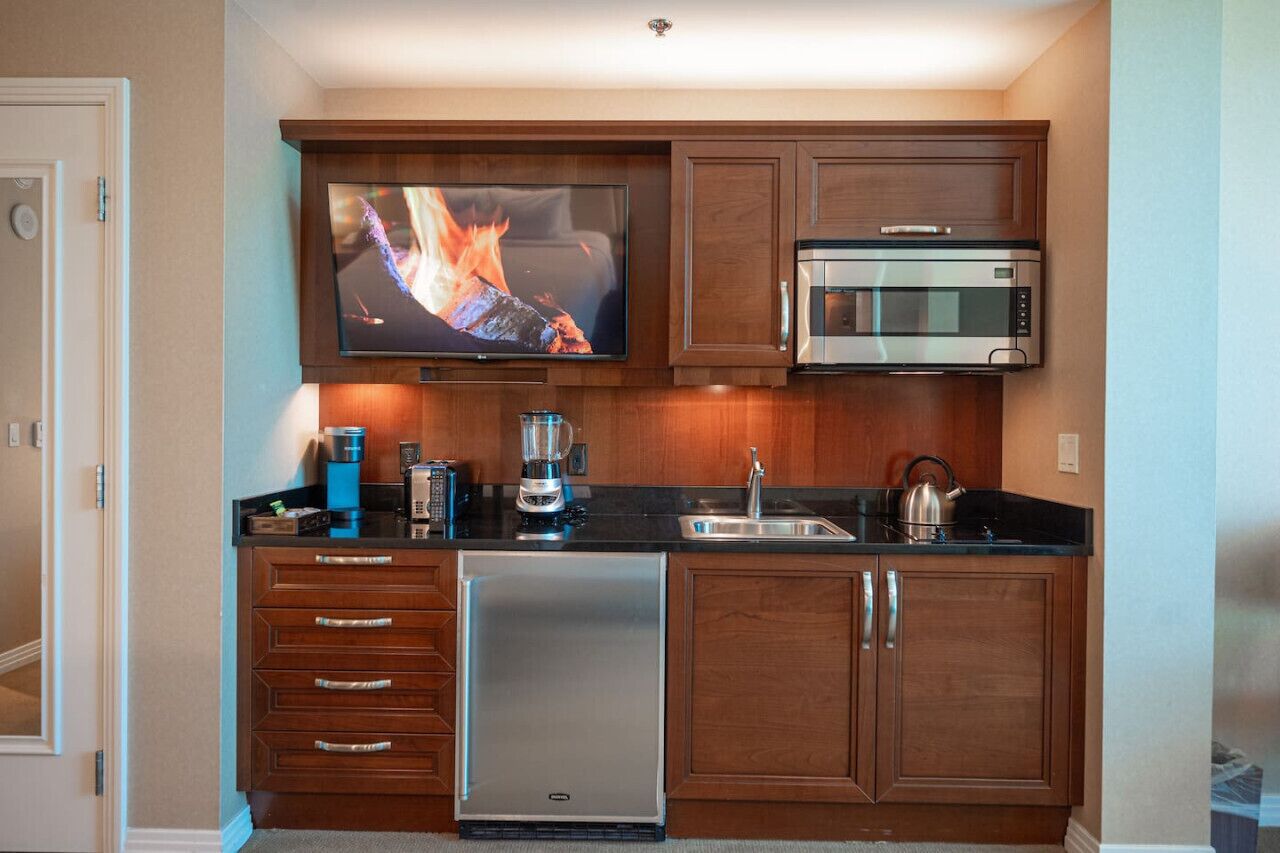 Mikrowelle, Herdplatte, Wasserkocher mit Kaffee-/Teezubehör, Toaster