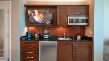 Mikrowelle, Herdplatte, Wasserkocher mit Kaffee-/Teezubehör, Toaster