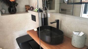 Douche, sĂšche-cheveux, serviettes fournies, savon