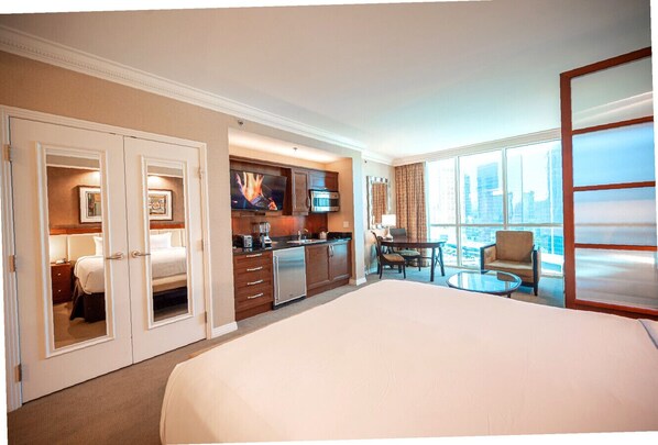 2 chambres, bureau, fer et planche à repasser, lit de bébé portatif