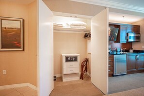 Mikrowelle, Herdplatte, Wasserkocher mit Kaffee-/Teezubehör, Toaster