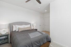 2 bedrooms, desk, iron/ironing board, WiFi