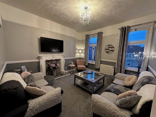 Stunning Spacious one Bedroom Apartment in Courtyard Location, Central to Town