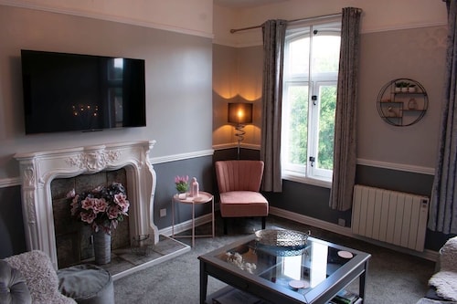 Stunning Spacious one Bedroom Apartment in Courtyard Location, Central to Town