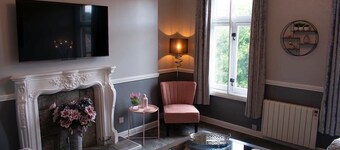 Stunning Spacious one Bedroom Apartment in Courtyard Location, Central to Town