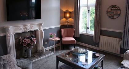 Stunning Spacious one Bedroom Apartment in Courtyard Location, Central to Town