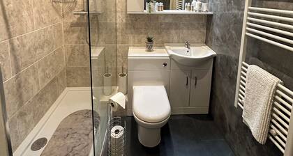 Stunning spacious one bedroom apartment in courtyard location, central to town