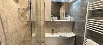 Stunning Spacious one Bedroom Apartment in Courtyard Location, Central to Town