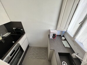 Frigorifero, microonde, forno, piano cottura