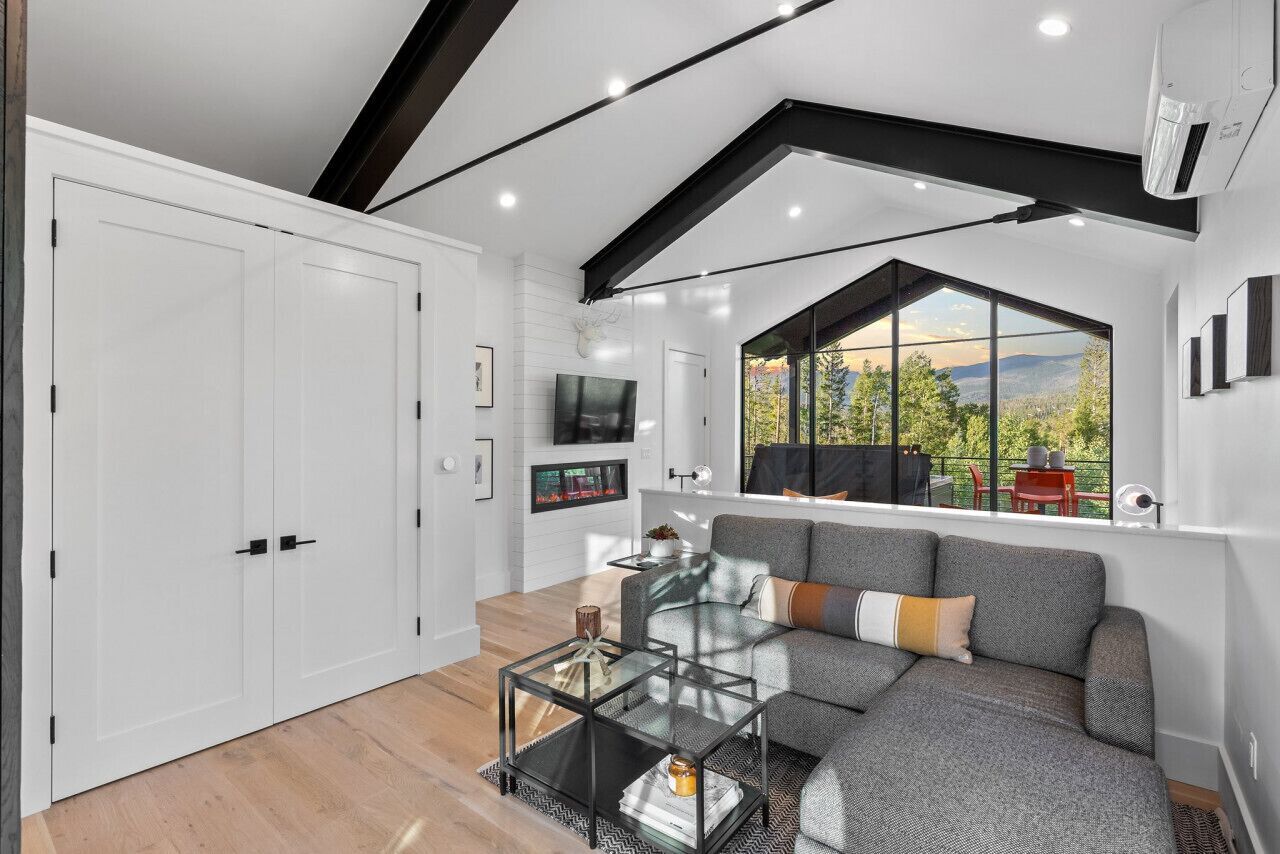 Een smart-tv, een open haard, boeken en een stereo