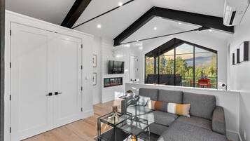 Een smart-tv, een open haard, boeken en een stereo