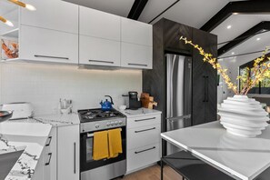 冷蔵庫、電子レンジ、オーブン、コンロ