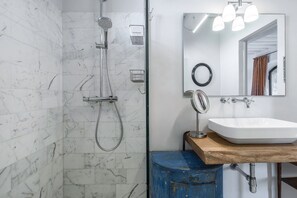 Dusche, Haartrockner, Bidet