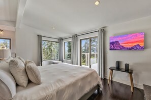 4 bedrooms, WiFi, bed sheets - Luxury Mountain retreat with Hot tub (Zephyr Cove)