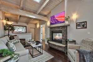TV, fireplace - Luxury Mountain retreat with Hot tub (Zephyr Cove)
