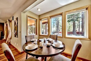 Dining - Lake Tahoe spacious Retreat with fun yard mv19 (South Lake Tahoe)