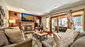 Een televisie, een open haard, tafelvoetbal en een stereo