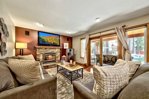 Téléviseur, foyer, table de baby-foot, chaîne audio