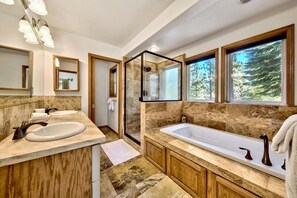 Combined shower/bathtub, jetted bath, hair dryer, towels - Lake Tahoe spacious Retreat with fun yard mv19 (South Lake Tahoe)