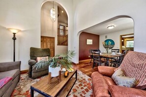 Téléviseur, foyer, table de baby-foot, chaîne audio