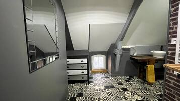 Een douche, handdoeken, zeep, shampoo