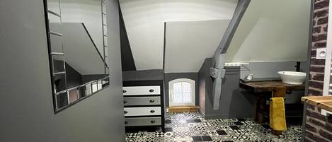 Shower, towels, soap, shampoo