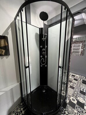 Suihku, pyyhkeet, saippua, sampoo