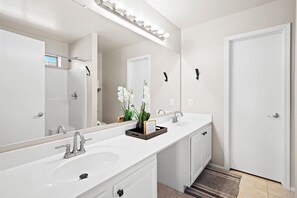 Kombinert dusj/badekar, hårføner og håndklær